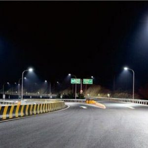 LED 街路灯の柱の適切な高さと間隔は?